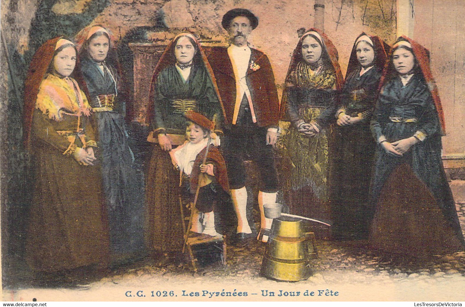CPA Colorisée - Folklore - CC - 1026 - Les Pyrénées - Un Jour De Fête - Homme Femmes Et Enfant En Tenue D'époque - Costumes