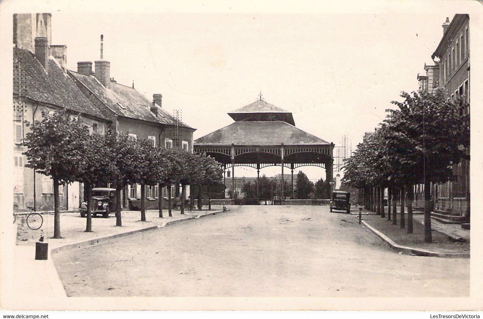 CPA - FRANCE - 18 - DUN SUR AURON - La Halle Et Place Du Marché - Dun-sur-Auron