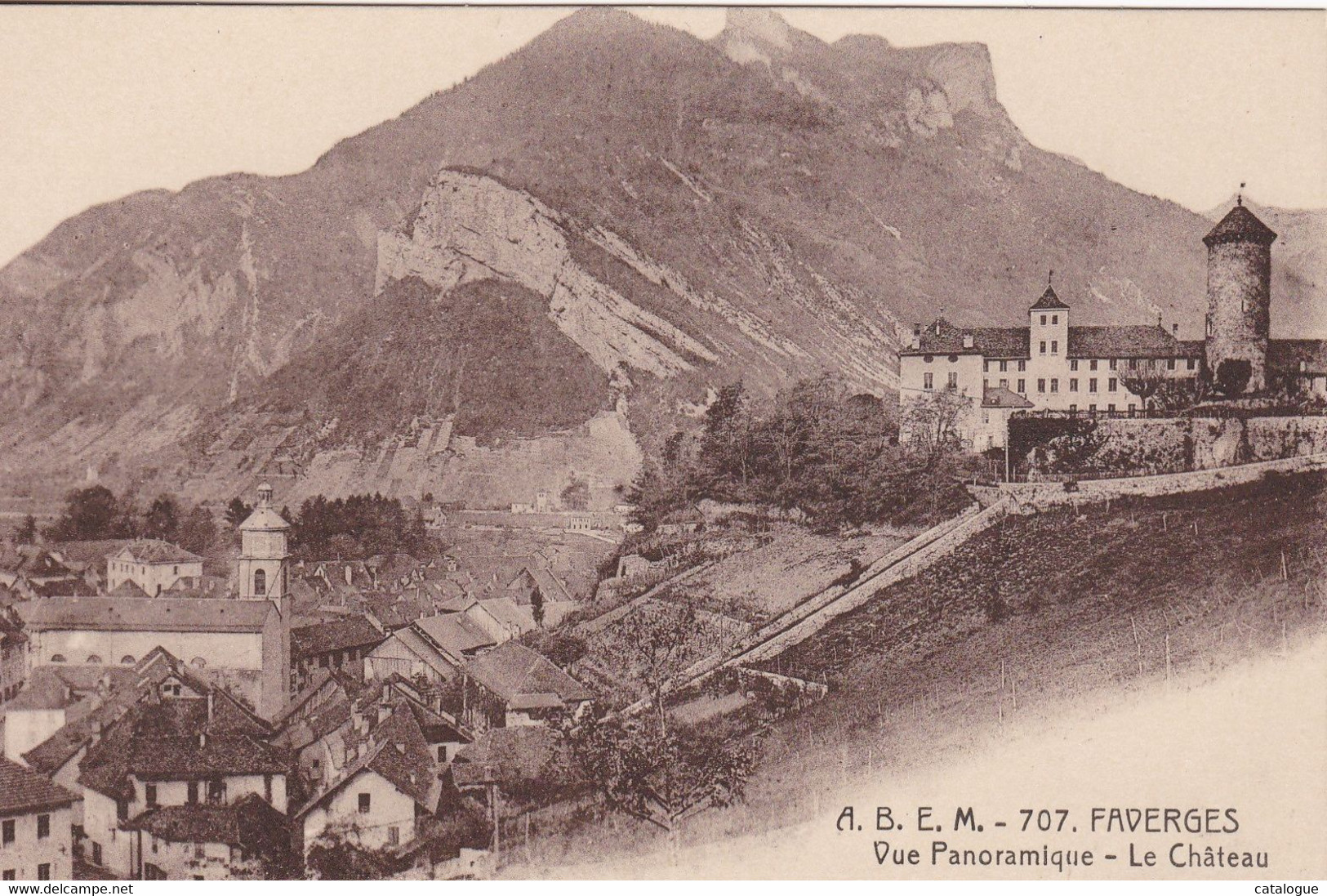 CPA  74 -  FAVERGES - Vue Panoramique  Le Château - Faverges