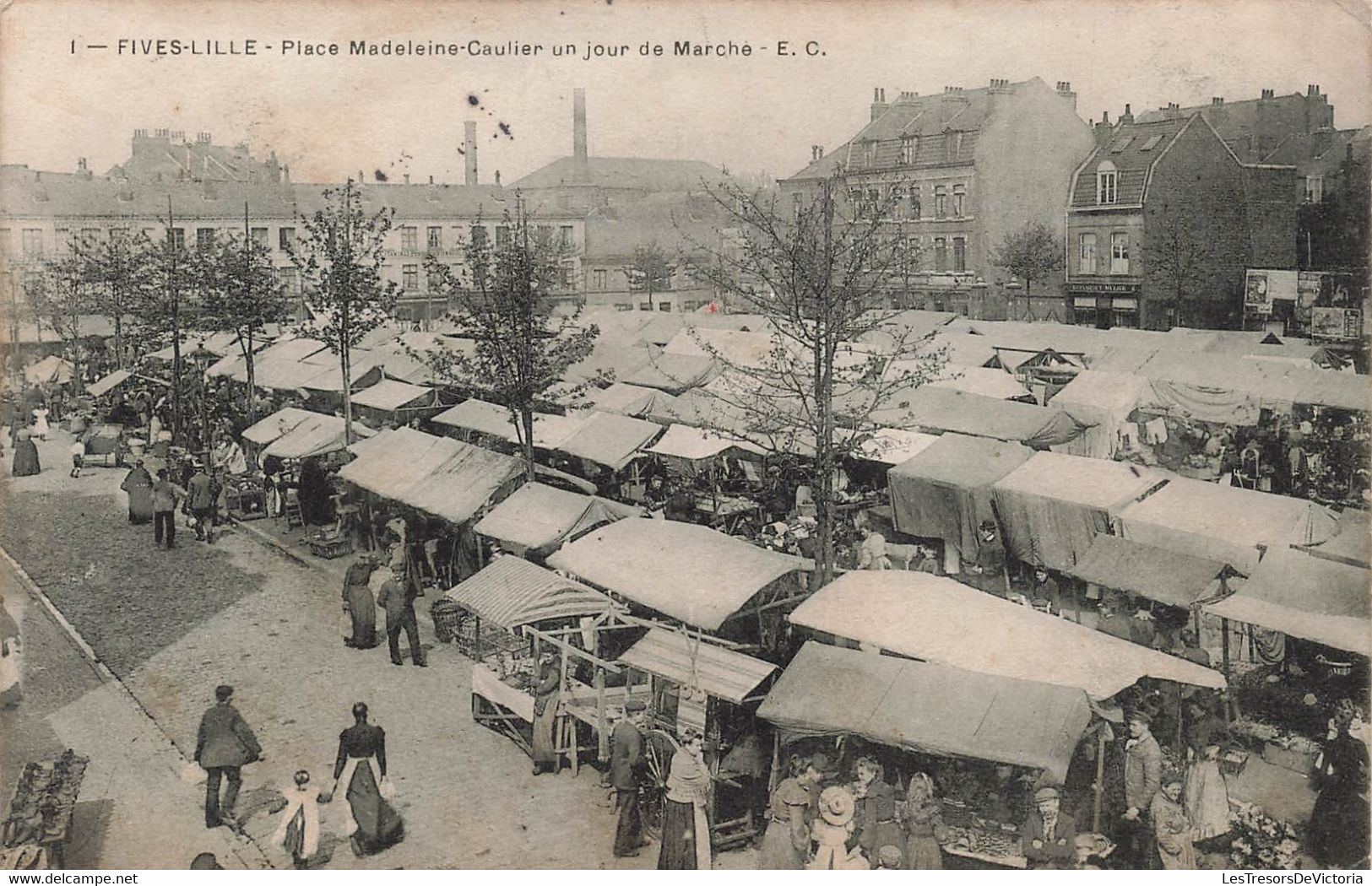 CPA Fives Lille - Place Madeleine Caulier Un Jour De Marché - Stands Couverts - Animé - Markets