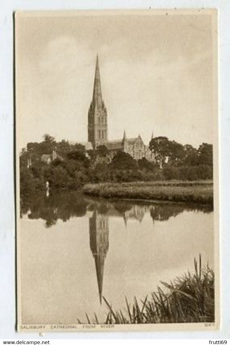 AK 099639 ENGLAND - Salisbury - Cathedral From River - Salisbury