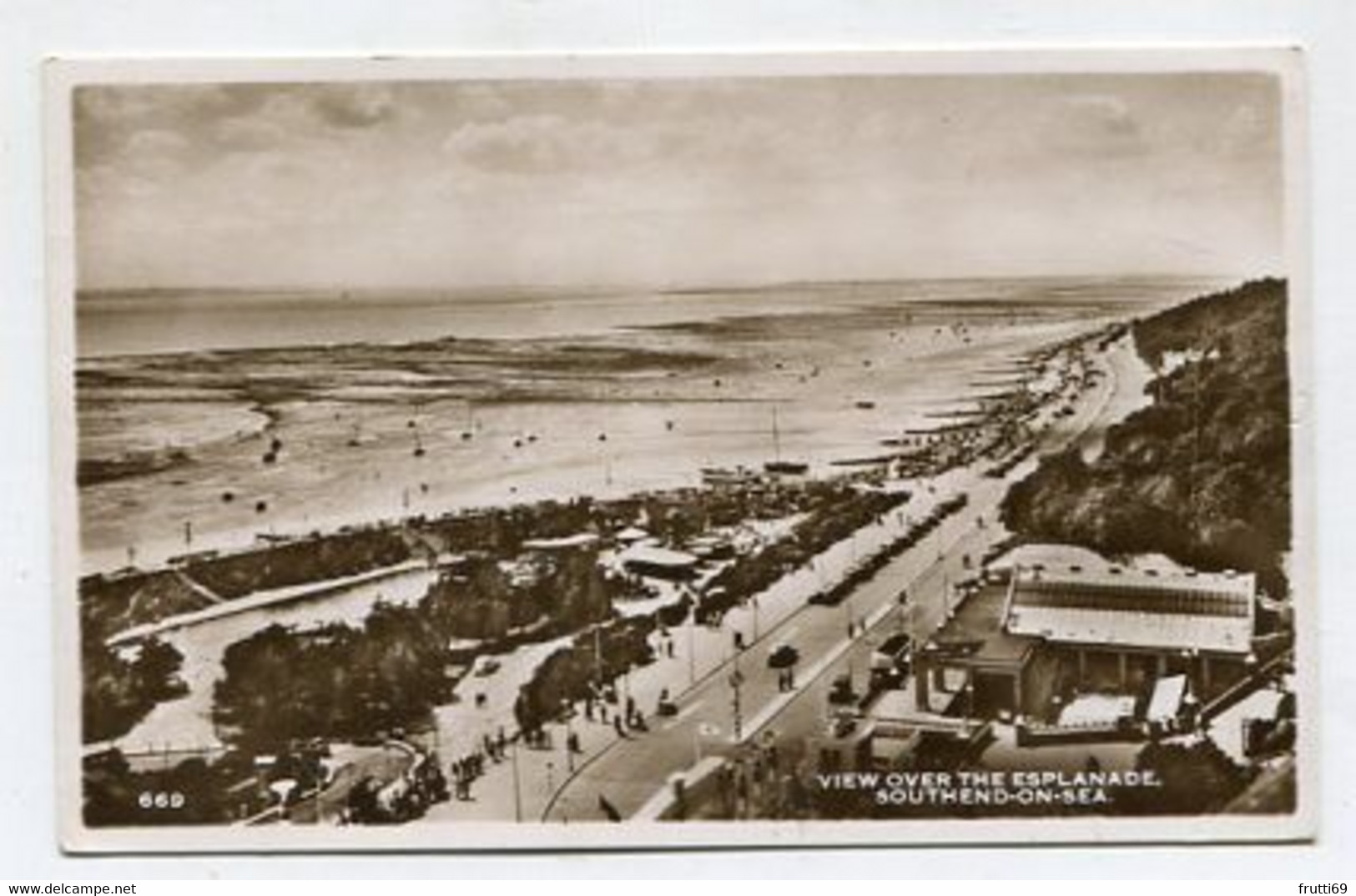 AK 099697 ENGLAND - Southend-on-Sea - View Over The Esplanade - Southend, Westcliff & Leigh