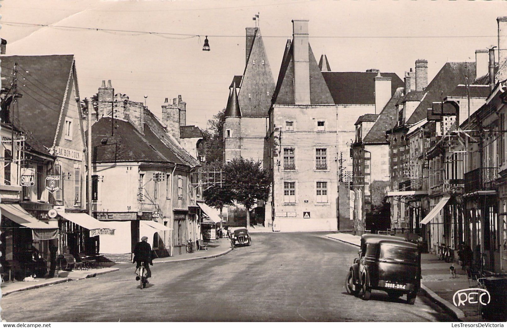 CPA - France - 18 - AUBIGNY SUR NERE - La Mairie Et Rue Du Prieuré - Pliure - Roussel Editeur - Aubigny Sur Nere