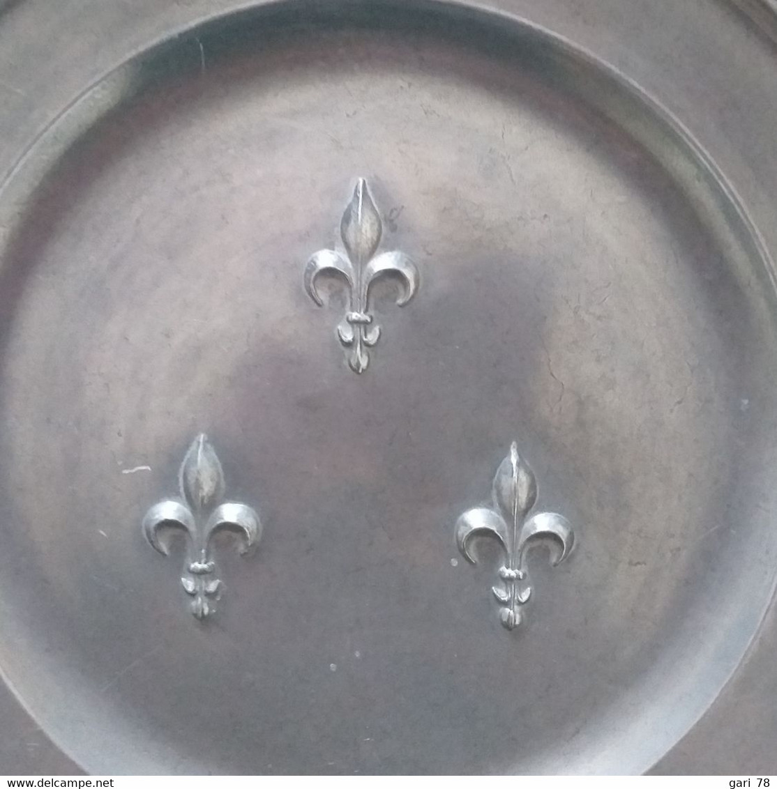 ETAIN DU ROUERGUE, Assiette Décorative Au Motif De 3 Fleurs De Lys - Tins