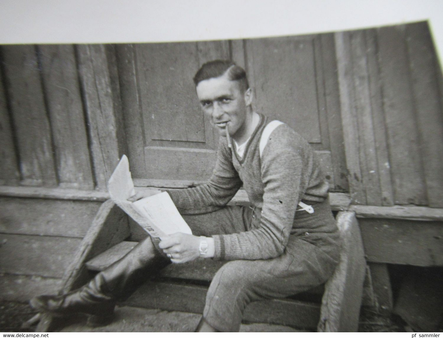 Original Kleines Foto Zeit Des 3.Reich Um 1940 Soldat Der Wehrmacht Sitzt Vor Einer Kaserne Und Liest - War, Military