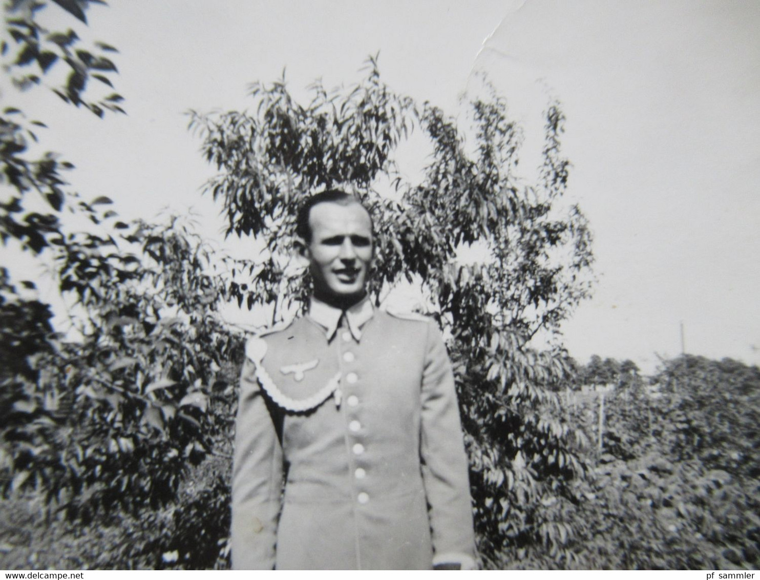 Original Kleines Foto Zeit Des 3.Reich Um 1940 Soldat Der Wehrmacht In Voller Uniform Mit Abzeichen / Höhrer Militärrang - War, Military