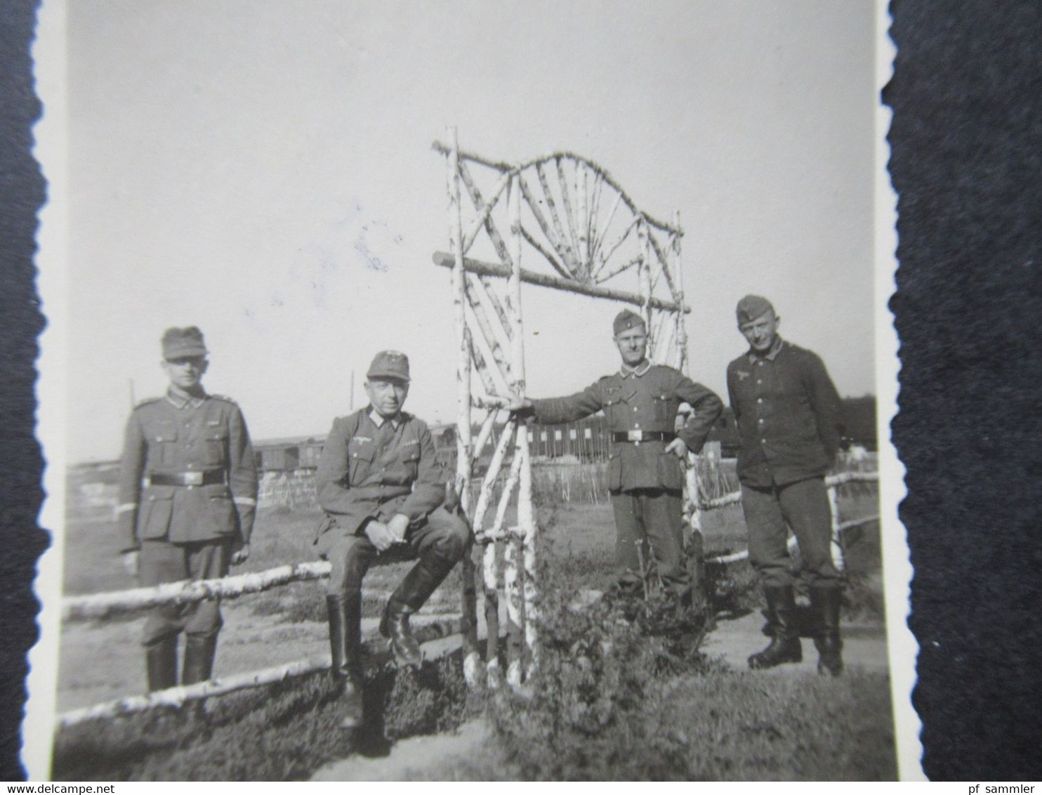 Original Kleines Foto Zeit Des 3.Reich Um 1940 Soldaten Der Wehrmacht Auf Einem Zaun / Holztor - War, Military