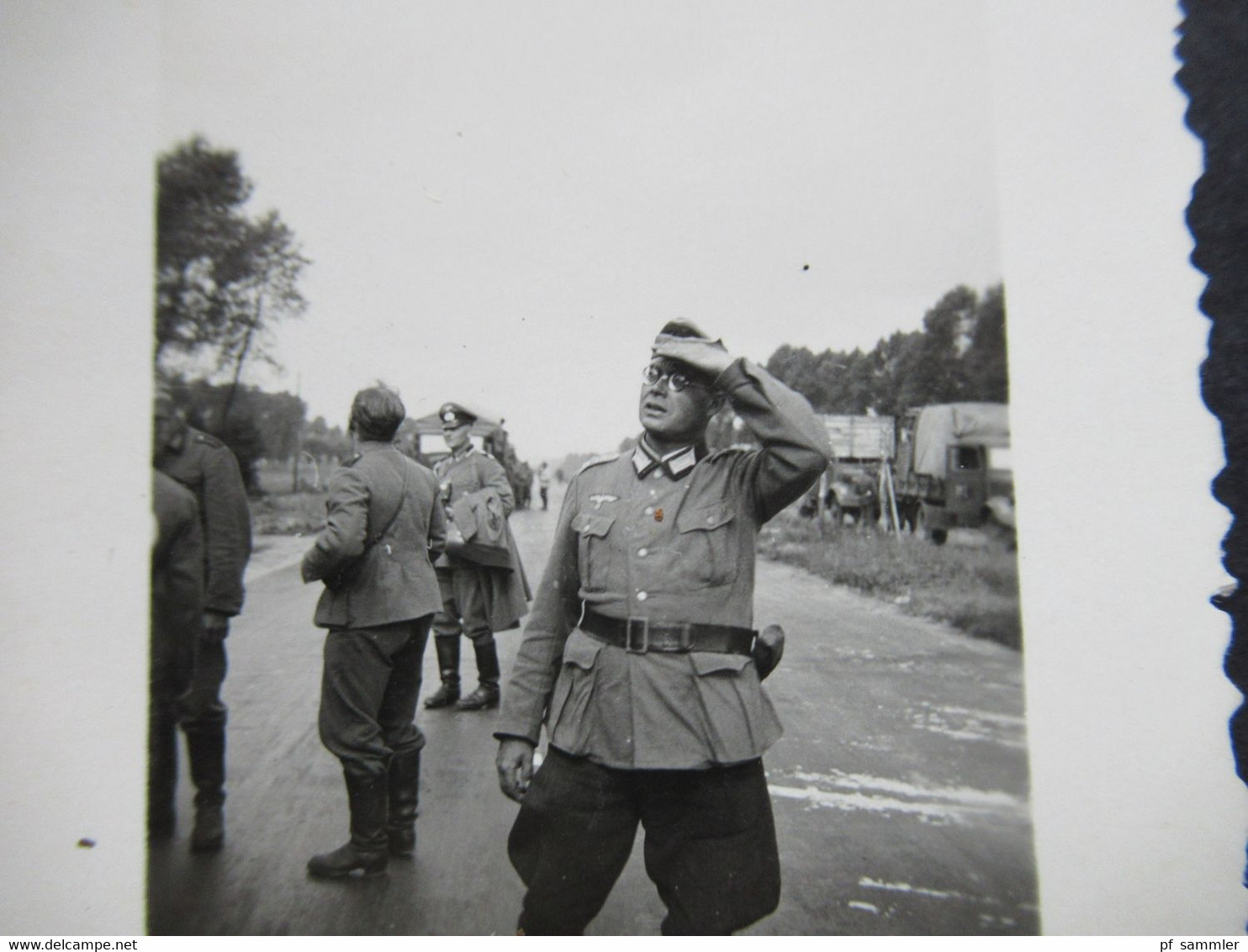 Original Kleines Foto Zeit Des 3.Reich Um 1940 Soldaten Der Wehrmacht Im Hintergrund LKW / Lastkraftwagen - War, Military