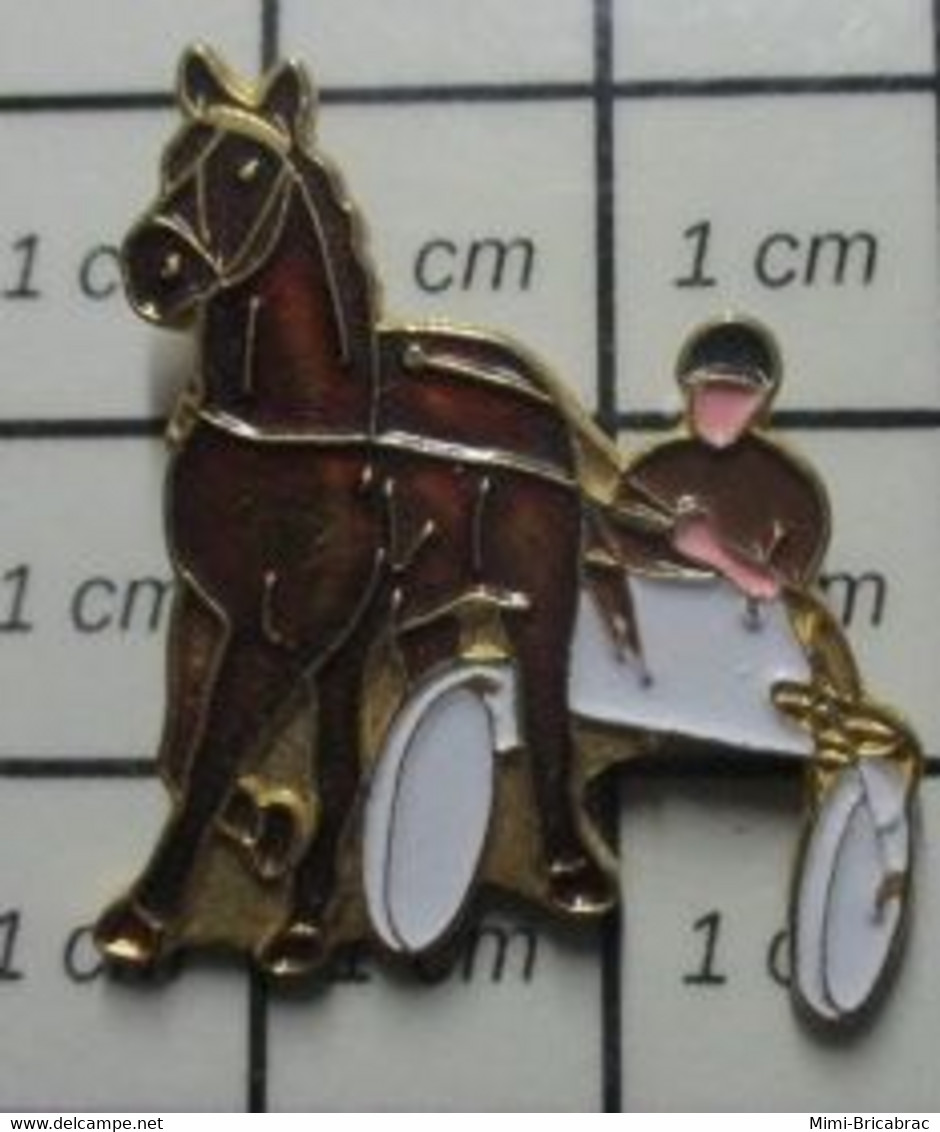 1321 Pin's Pins / Beau Et Rare / ANIMAUX / CHEVAL TROTTEUR SULKY - Animaux