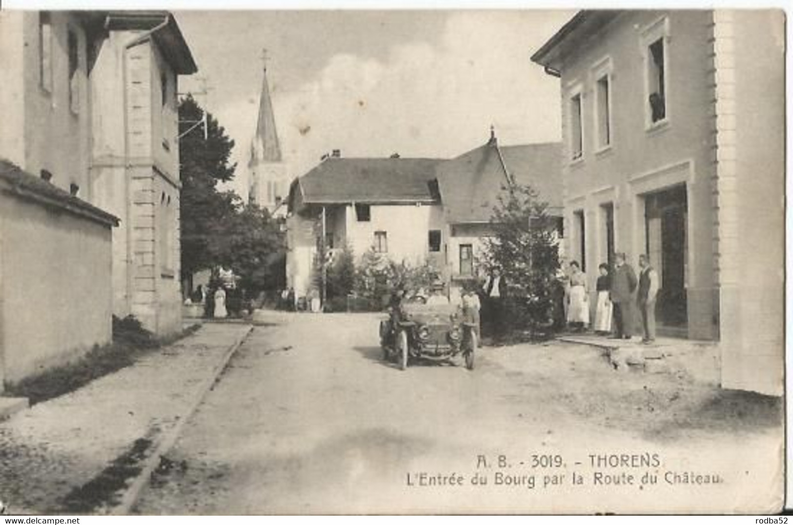 CPA - 74 - Thorens - Entrée Du Bourg Route Du Chateau - Voiture Ancienne - Thorens-Glières