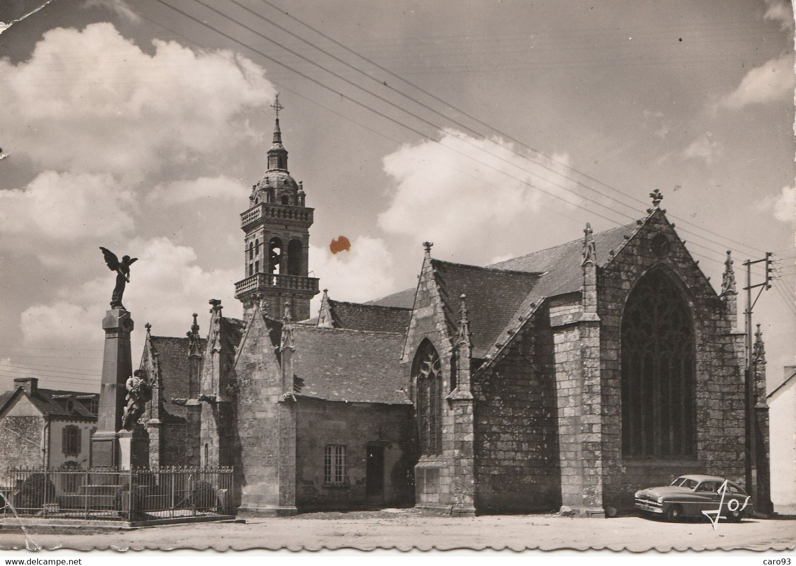 Plonevez Du Faou Eglise Le Monument Aux Morts - Plonevez-du-Faou