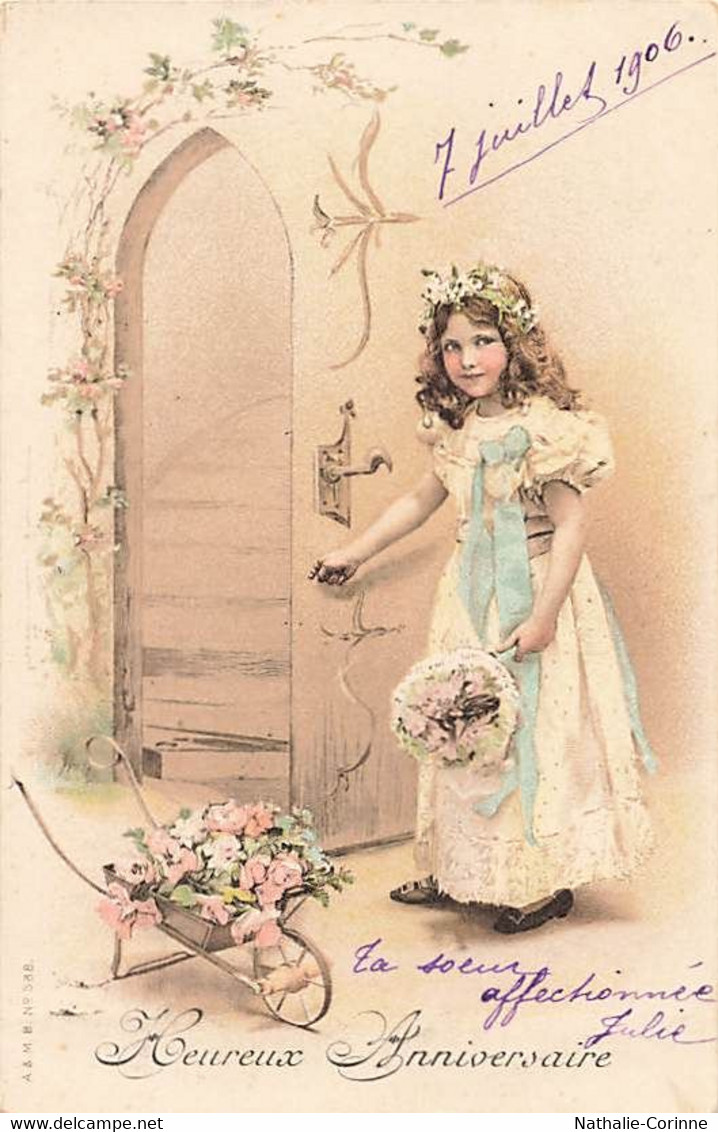 Heureux Anniversaire 7 Juillet 1906 Fillette Avec Un Bouquet De Fleurs Porte Ancienne Brouette - Geburtstag