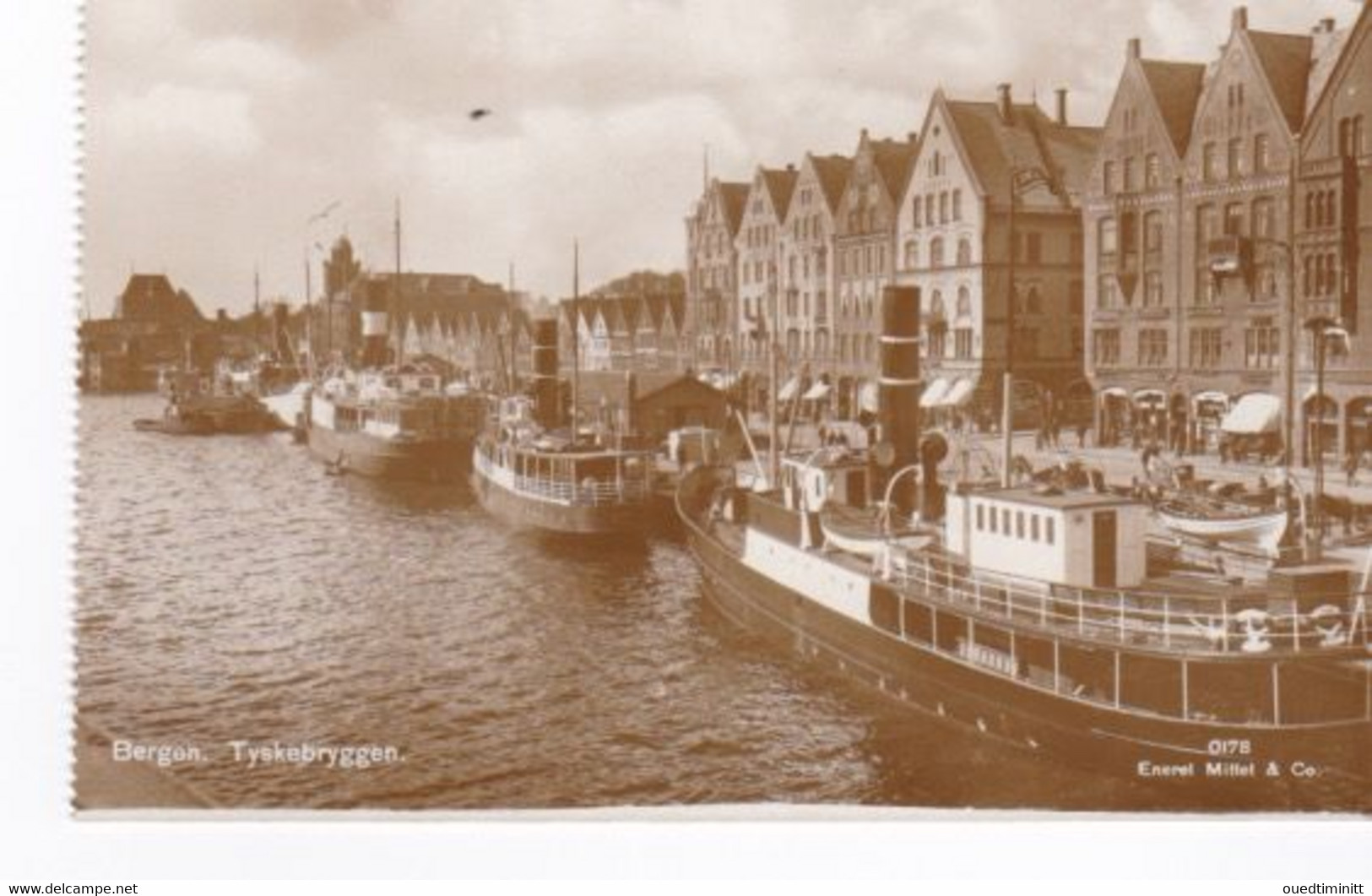 Norvège Norge Bergen Tyskebryggen Feriies Le Long Des Quais - Ferries