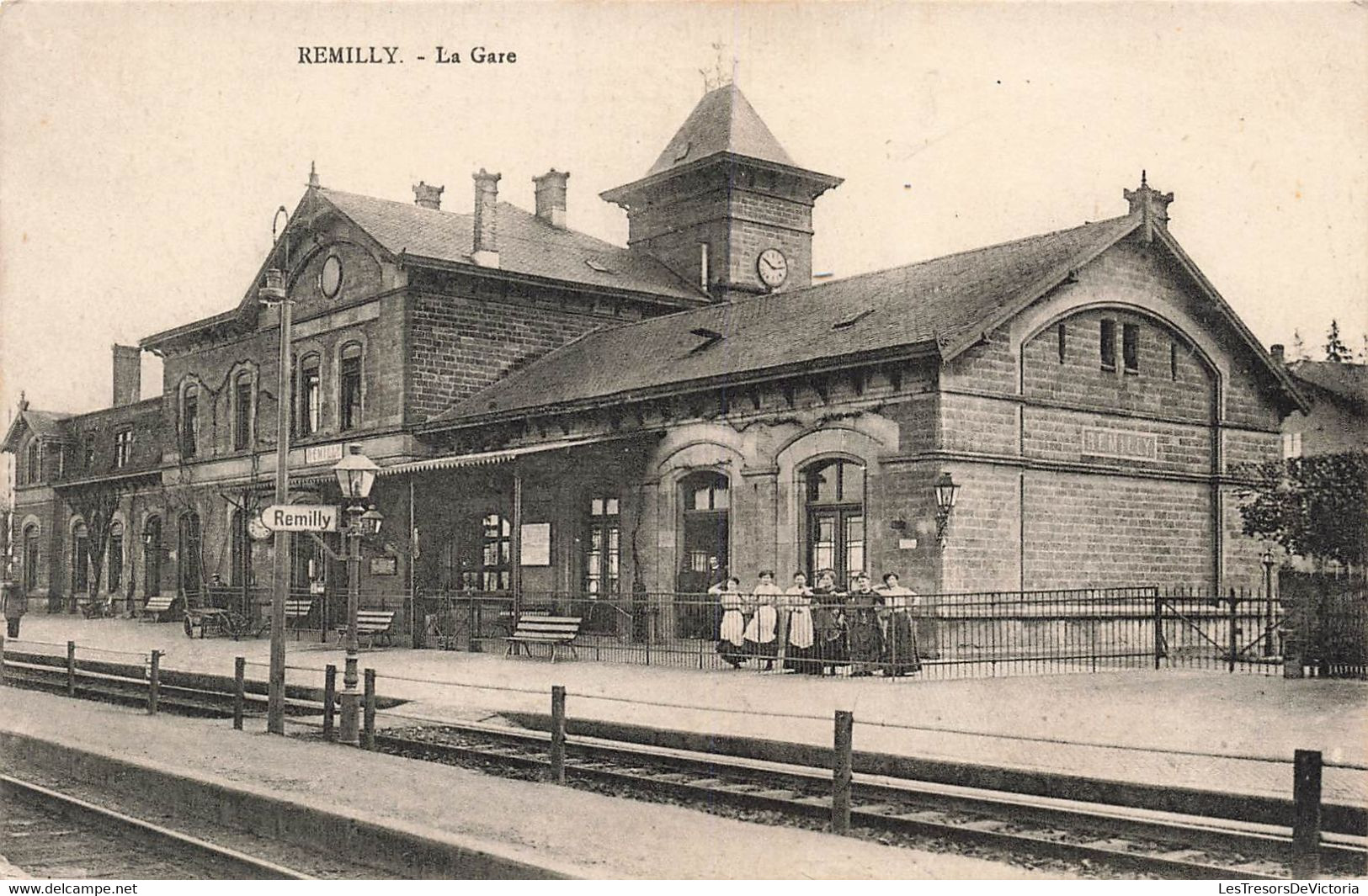 CPA Remilly - La Gare - Animé - Chemin De Fer - - Estaciones Sin Trenes