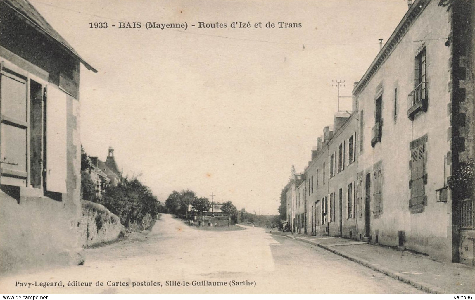 Bais * Routes D'izé Et De Trans * Au Fond Le Calvaire Du Village - Bais