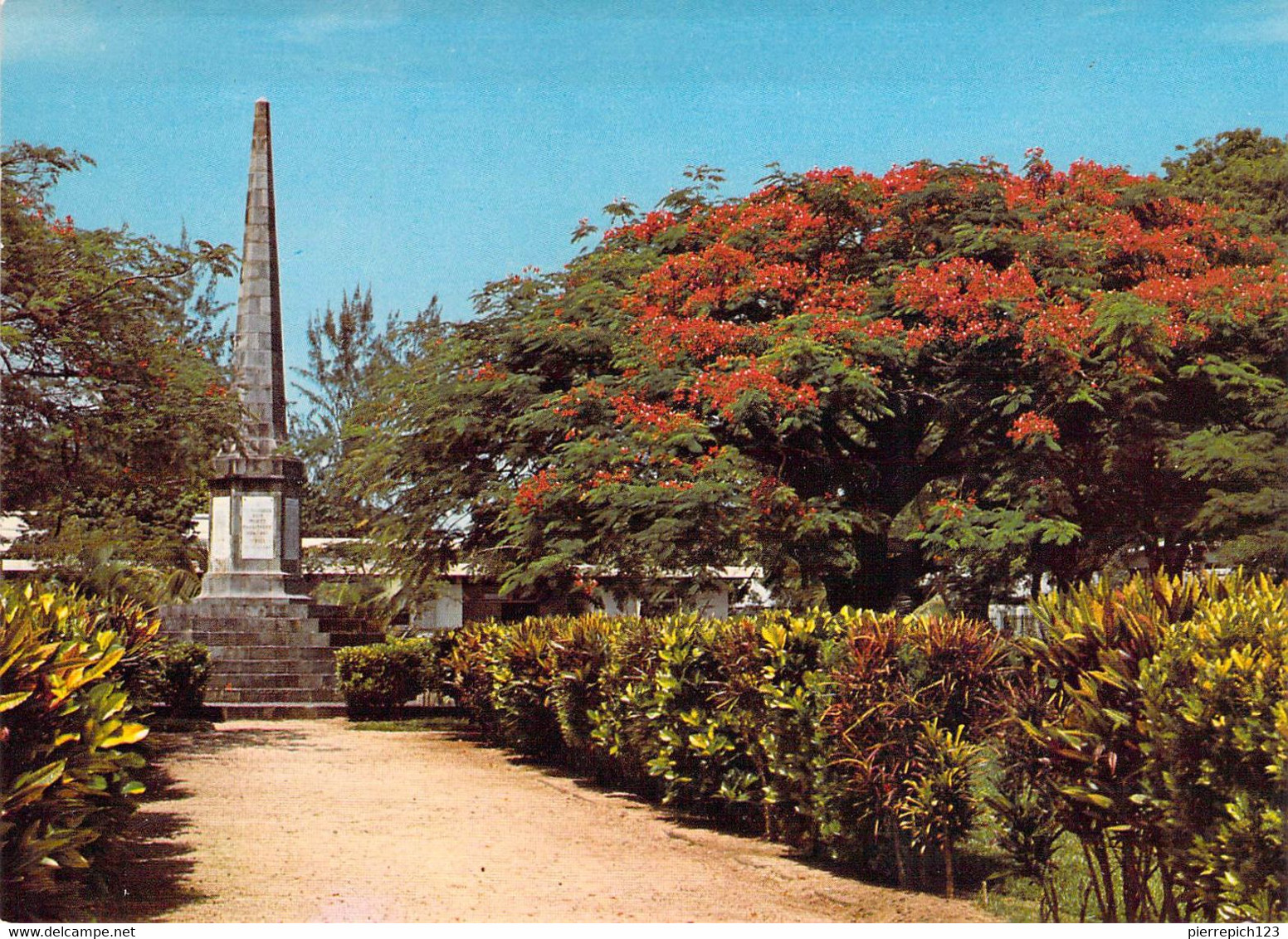 Saint Pierre - Le Monument Aux Morts - Saint Pierre