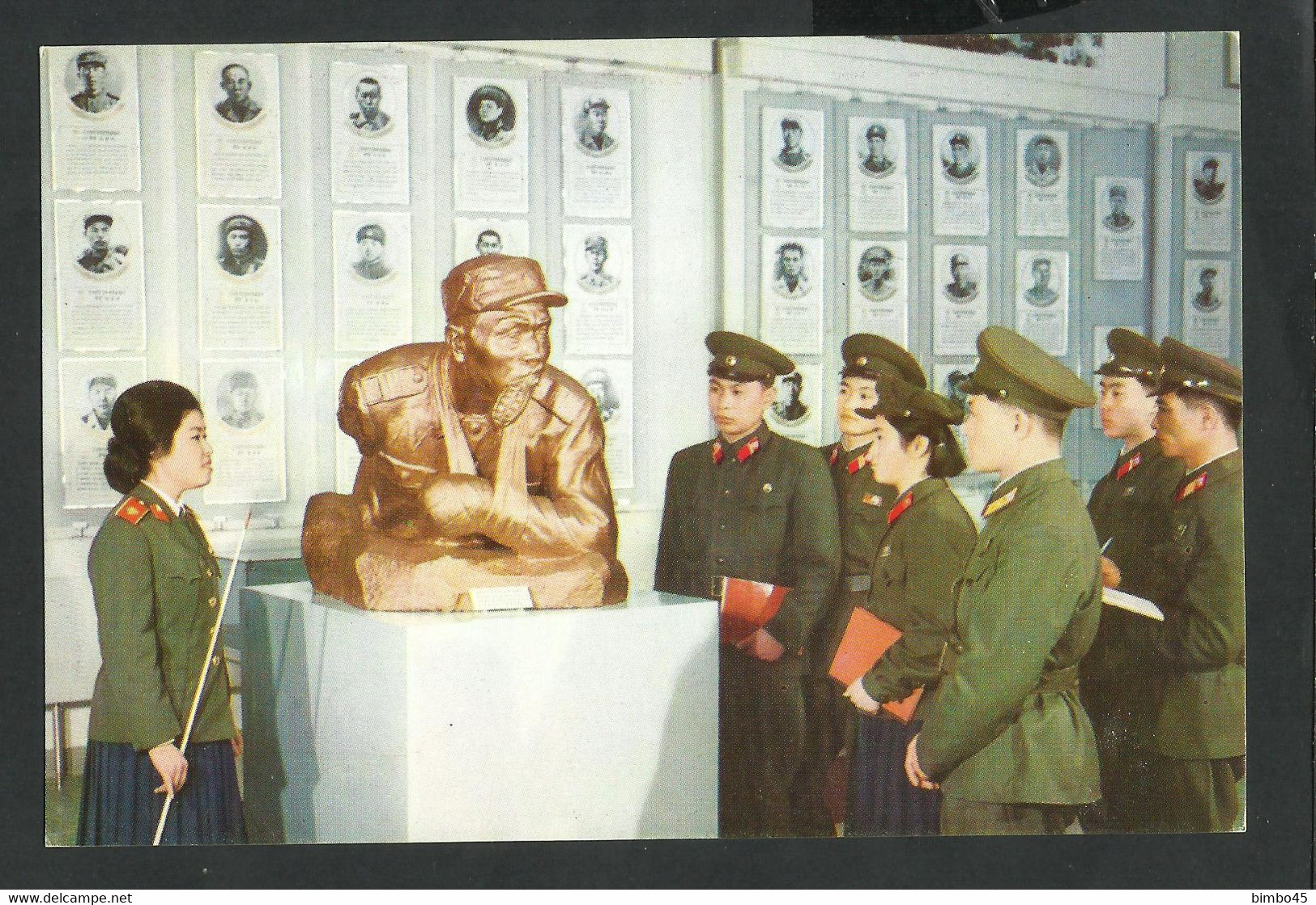 CP  KOREA NORTH  -  Devant La Statue Du Heros  Kang Ho Yeung - Corée Du Nord