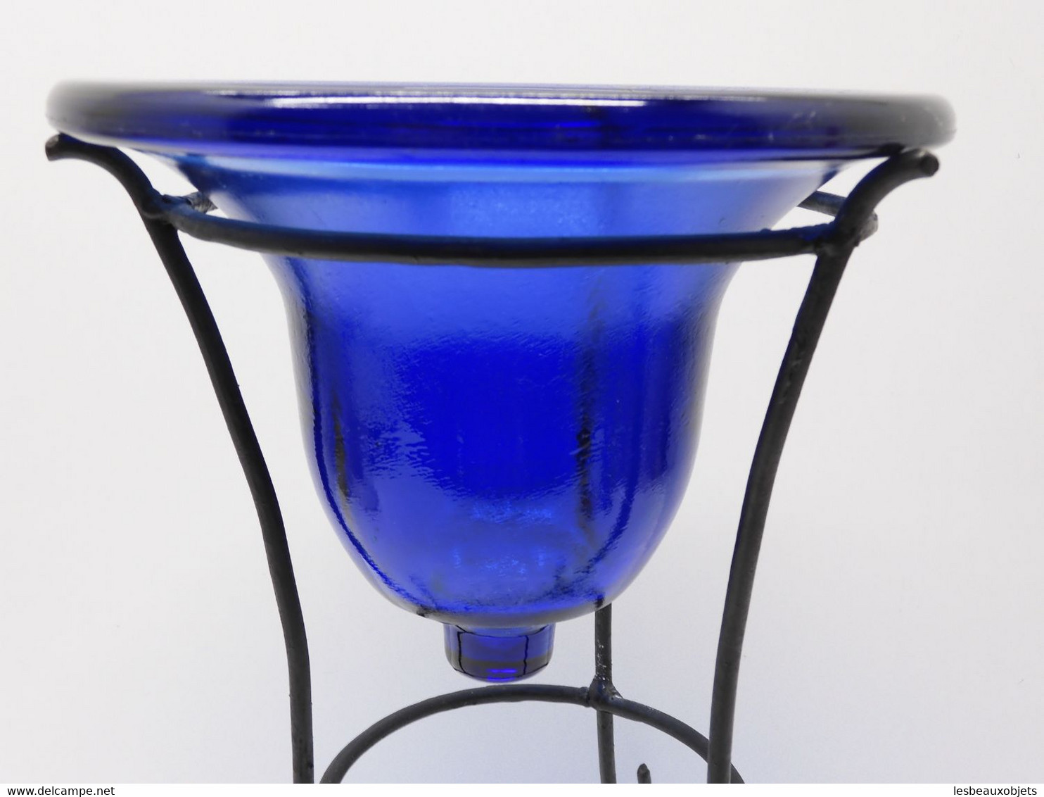 *VASE Ou COUPE En VERRE EPAIS BLEU Sur MONTURE Métal Peint Noir XXe Déco   E - Vases