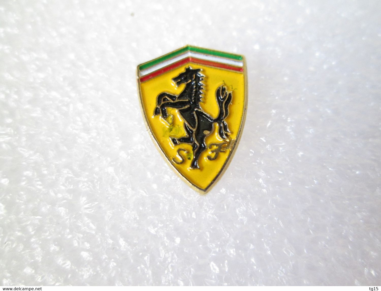 PIN'S    LOGO  FERRARI   16x12mm - Ferrari