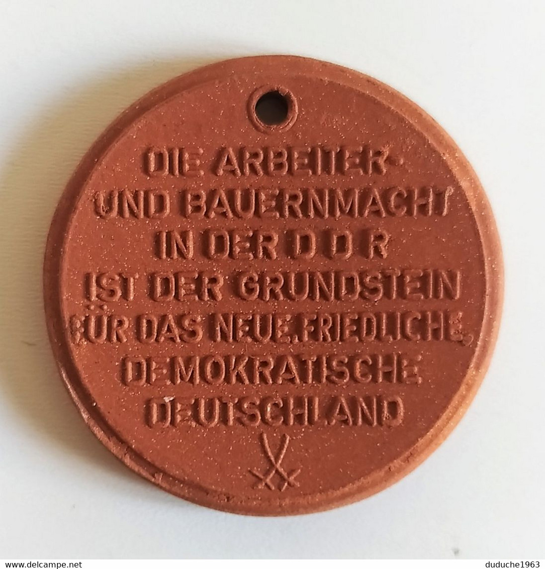 Médaille Porcelaine(porzellan) Meissen - DDR 10 Ans De Consommation 1955. 36 Mm - Colecciones