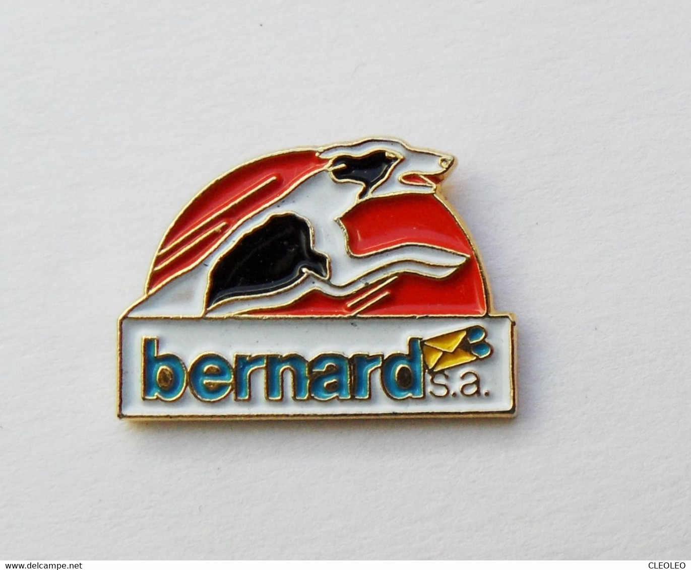 Pin's Chien Bernard /dbr - Animaux