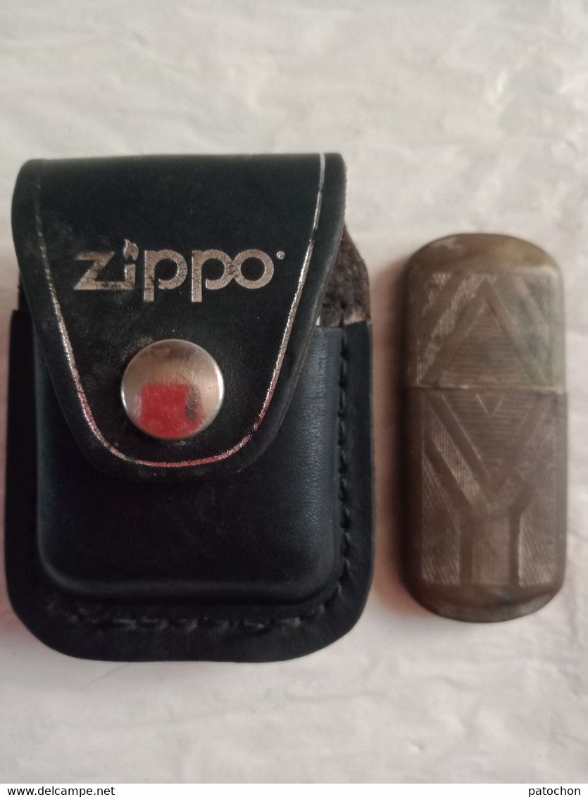 2 Briquet essence 1 Zippo Made in U.S.A Phare Navire avec son étui + 1 sans pierre ni mèche .!