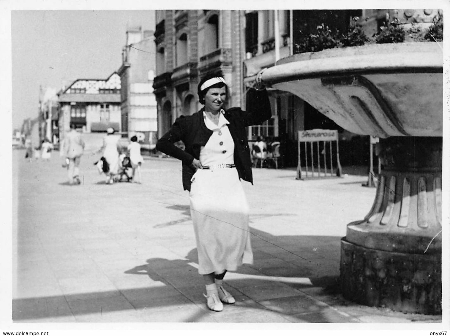 Carte Postale Photo BRAY-DUNES-Dunkerque-59-Nord-Femme Rue De La Ville-Carte Coupée Au Format 12 X 9 Cms Août 1938 - Bray-Dunes