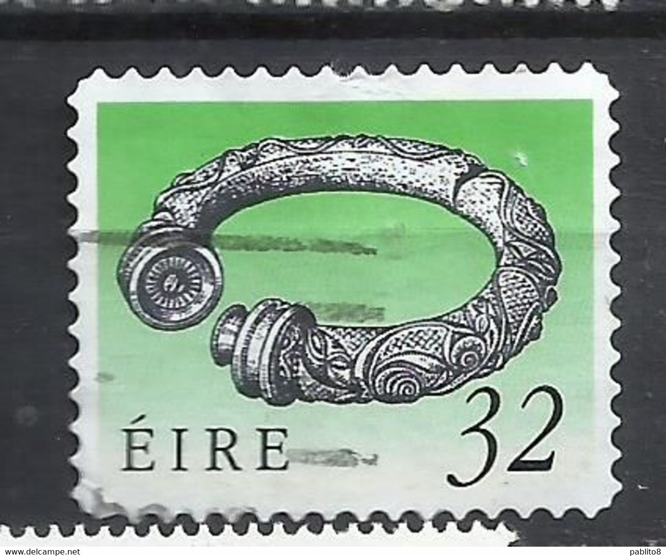 EIRE IRELAND IRLANDA 1990 1995 ART TREASURES SIZE 27x21 BROIGHTER COLLAR 32p USED USATO OBLITERE' - Used Stamps