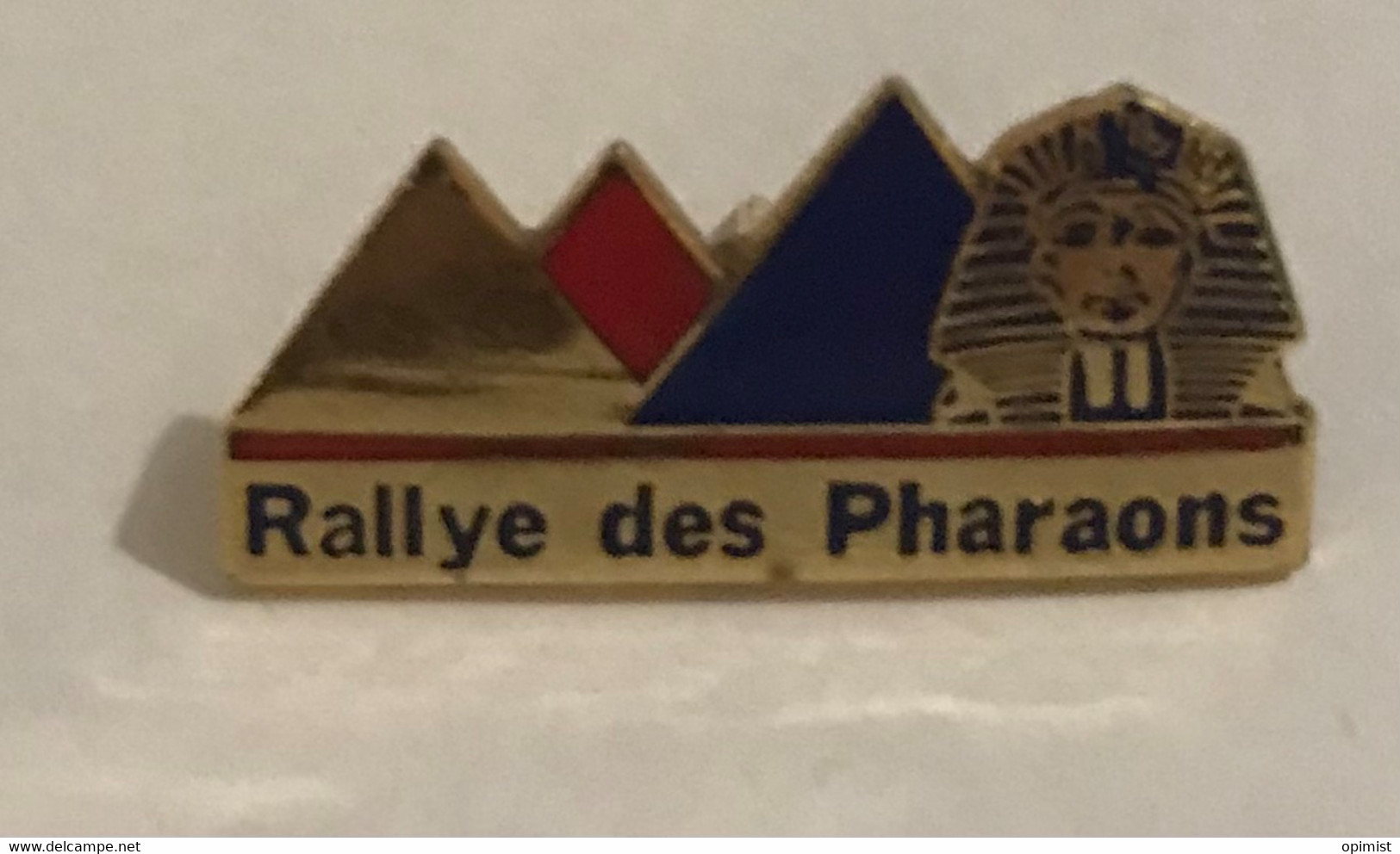 129-Pin's.rallye Automobile Des Pharaons.Pyramides.signé Démons Et Merveilles. - Volkswagen