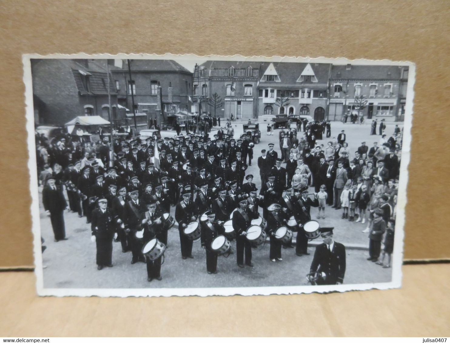 MUSICIENS FANFARE Photographie Format Cpa Défilé Sur Une Place Du Nord De La France ? Belgique ? - A Identifier