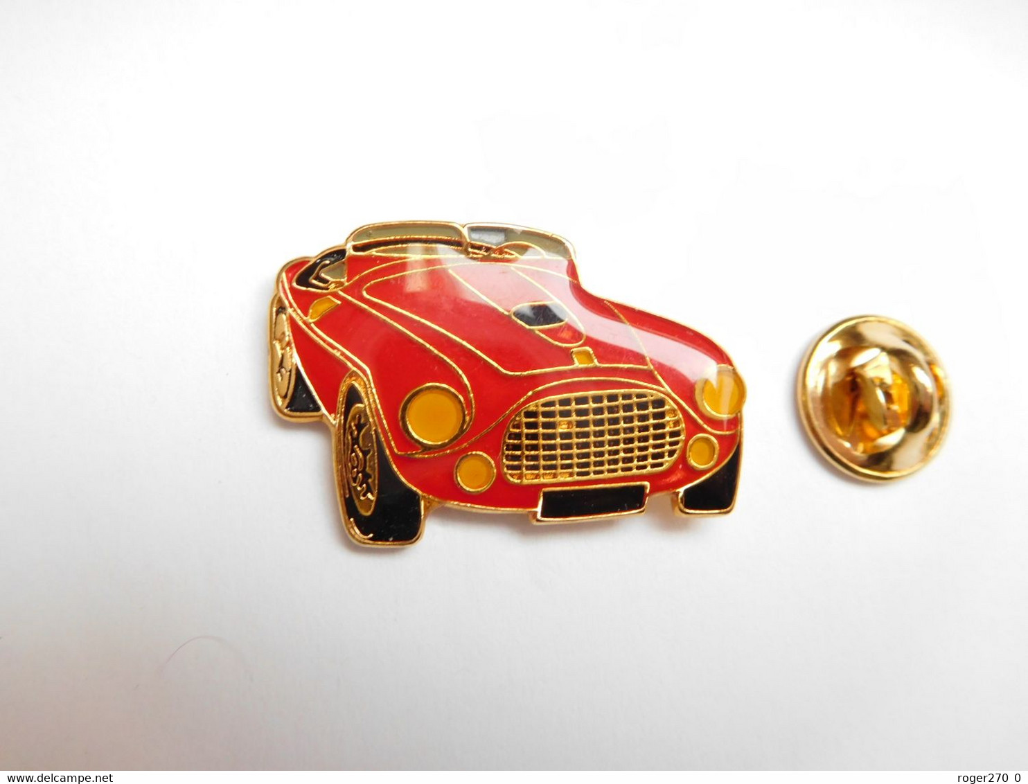 Beau Pin's , Auto Ferrari , Dimensions 20x30 Mm , Verso Quadrillé - Ferrari