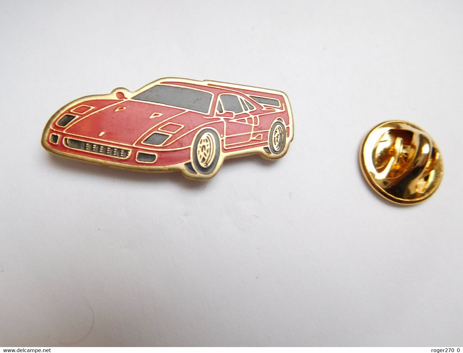 Beau Pin's , Auto Ferrari F40 , Dimensions 13x30 Mm , Verso Quadrillé , Tôle Peinte - Ferrari