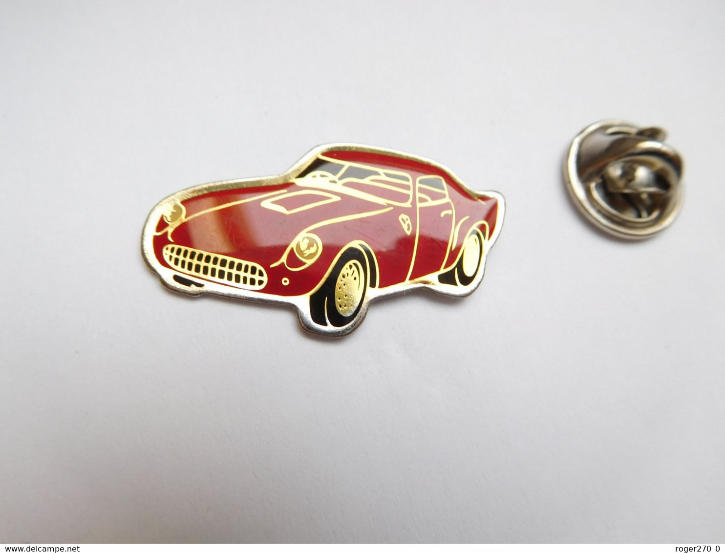 Beau Pin's , Auto Ferrari , Dimensions 16x30 Mm , Signé CEC/ID En Lettres Moyennes - Ferrari