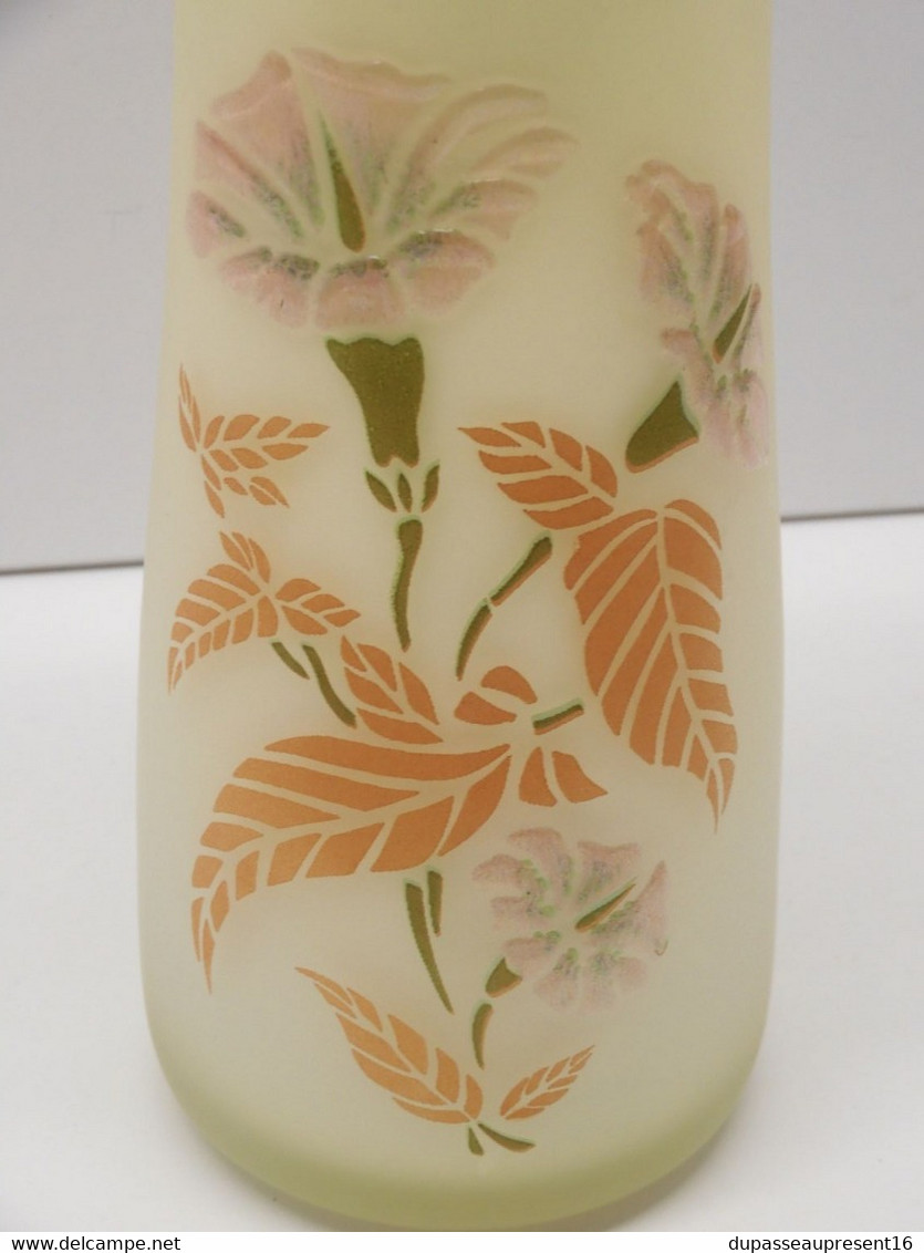 *JOLI ANCIEN VASE en VERRE décor FLEURS émaillées en EPAISSEUR COLLECTION    E