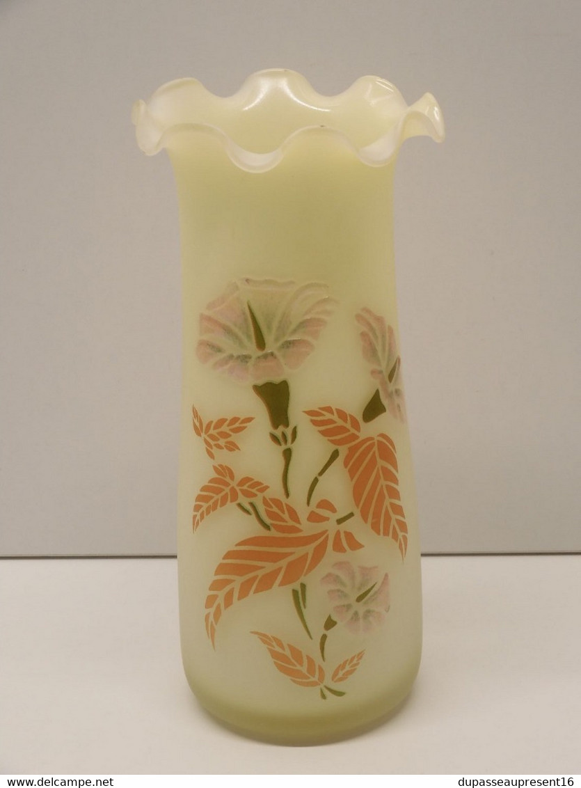 *JOLI ANCIEN VASE en VERRE décor FLEURS émaillées en EPAISSEUR COLLECTION    E