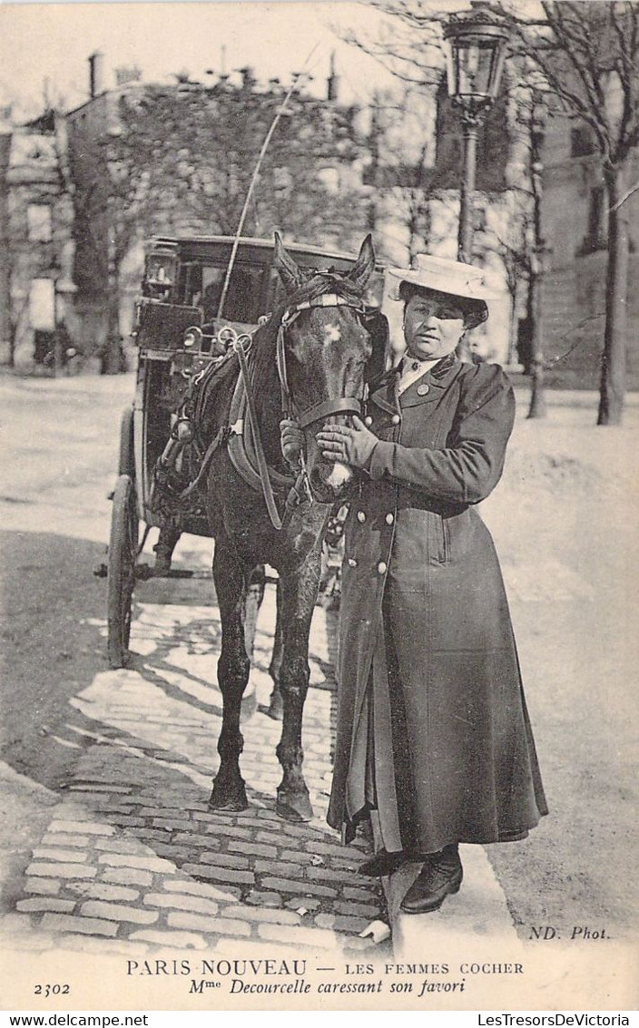 CPA Petits Métiers à Paris - Paris Nouveau - Les Femmes Cocher - 2302 - Mme Decourcelle Caressant Son Favori - Artesanos De Páris