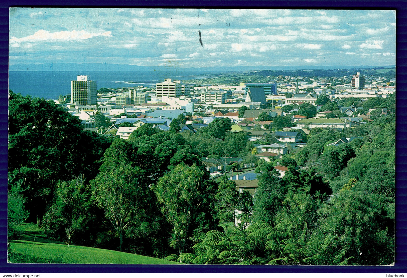 Ref  1582  -  2001 New Zealand Postcard - New Plymouth $1.50 Rate To Solihull - Brieven En Documenten