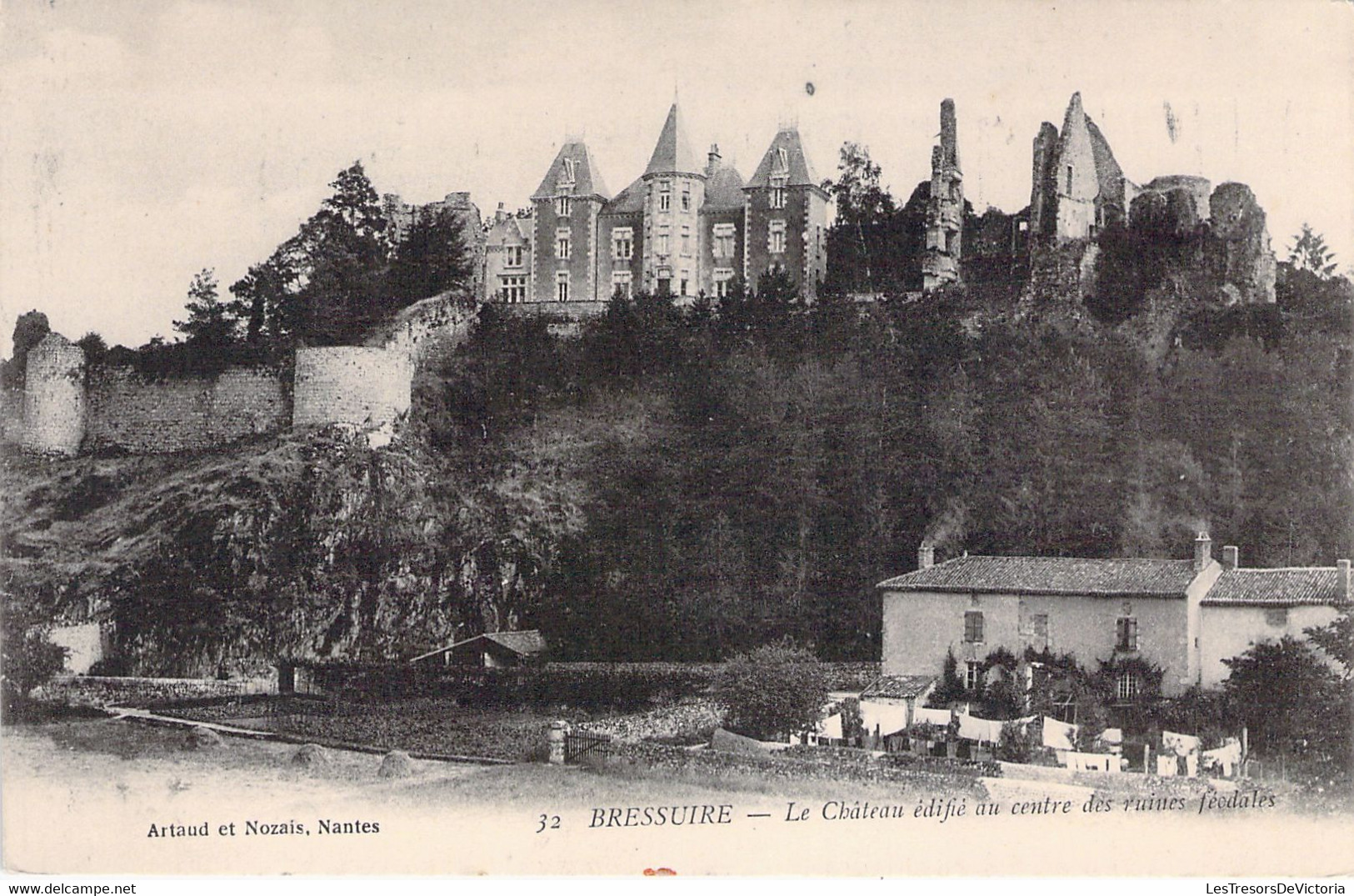 CPA - FRANCE - 79 - BRESSUIRE - Le Château édifié Au Centre Des Ruines Féodales - Artaud Et Nozais - Bressuire