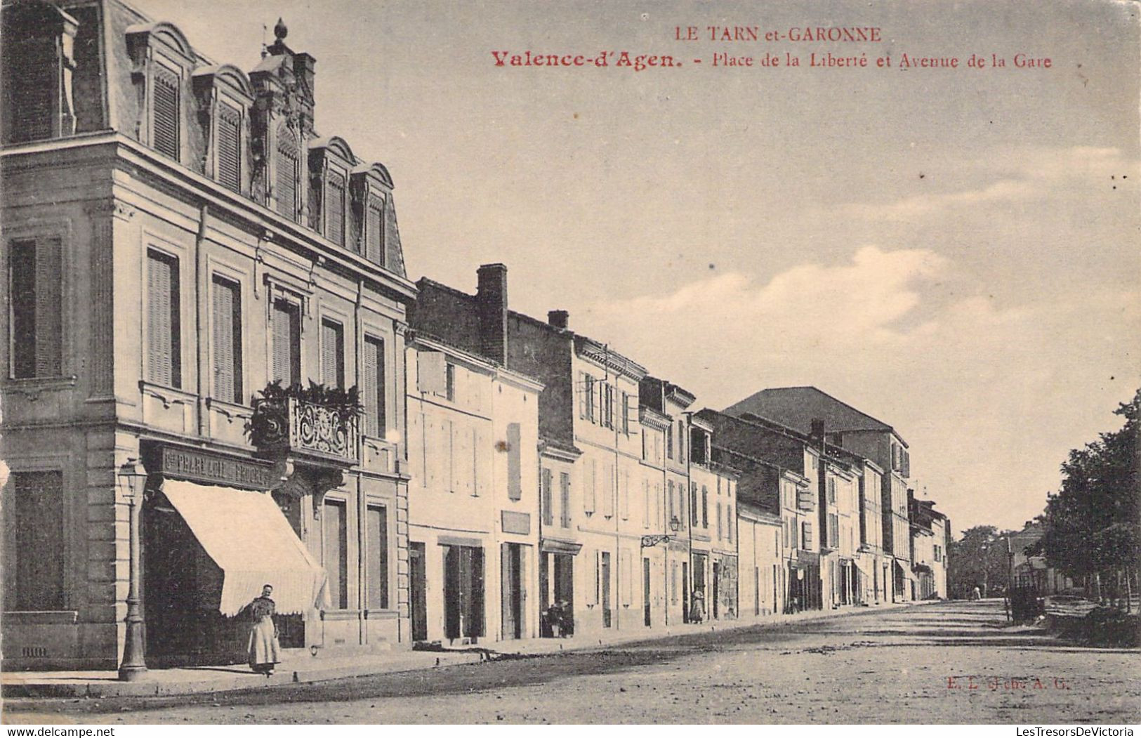 CPA - FRANCE - 82 - VALENCE D'AGEN - Place De La Liberté Et Avenue De La Gare - Valence