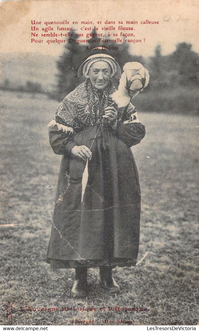 CPA - FOLKLORE - Auvergne Costume Avec Quenouille - Costumes