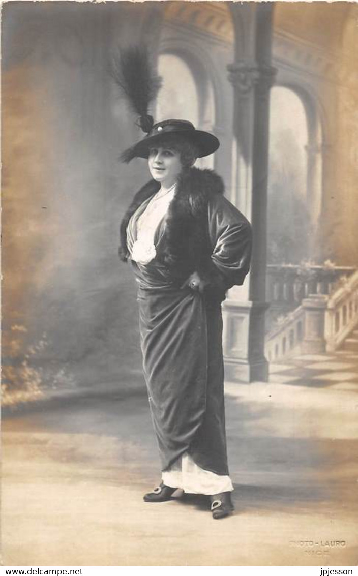 MODE - FEMME EN CHAPEAU - CARTE PHOTO - Mode