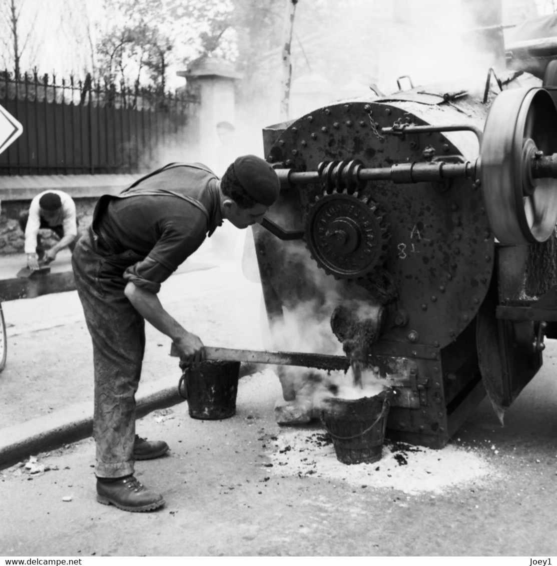 Scène De Vie, Paris Années 50,tirage Argentique Réalisé à Partir Du Négatif  Format 30 Cm/30 Cm - Personnes