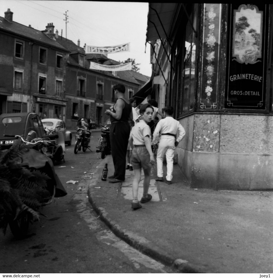 Scène De Vie, Paris Années 50,tirage Argentique Réalisé à Partir Du Négatif  Format 30 Cm/30 Cm - Persone