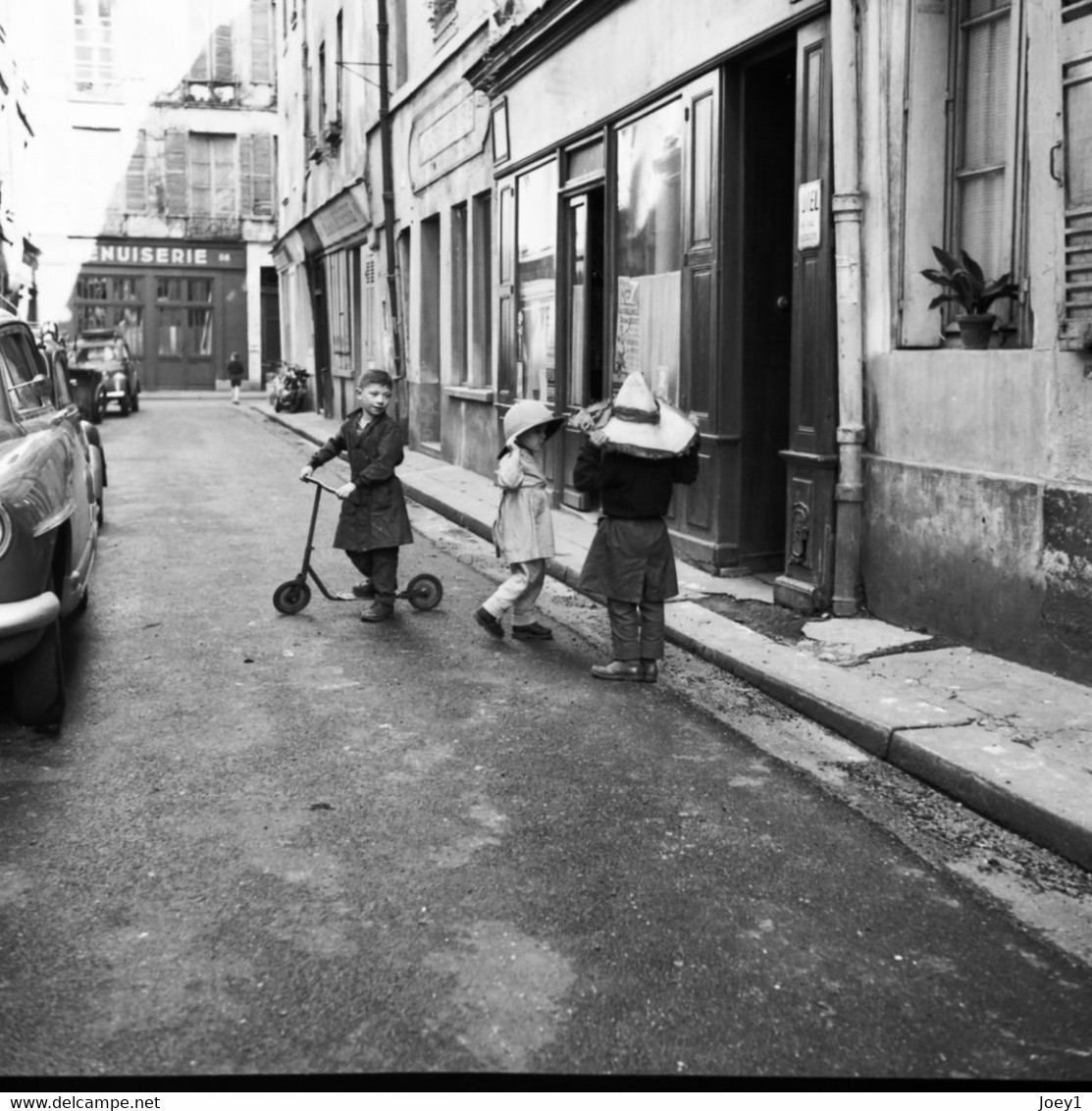 Scène De Vie, Paris Années 50,tirage Argentique Réalisé à Partir Du Négatif  Format 30 Cm/30 Cm - Persons