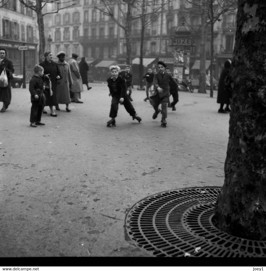 Scène De Vie, Paris Années 50,tirage Argentique Réalisé à Partir Du Négatif  Format 30 Cm/30 Cm - Persons