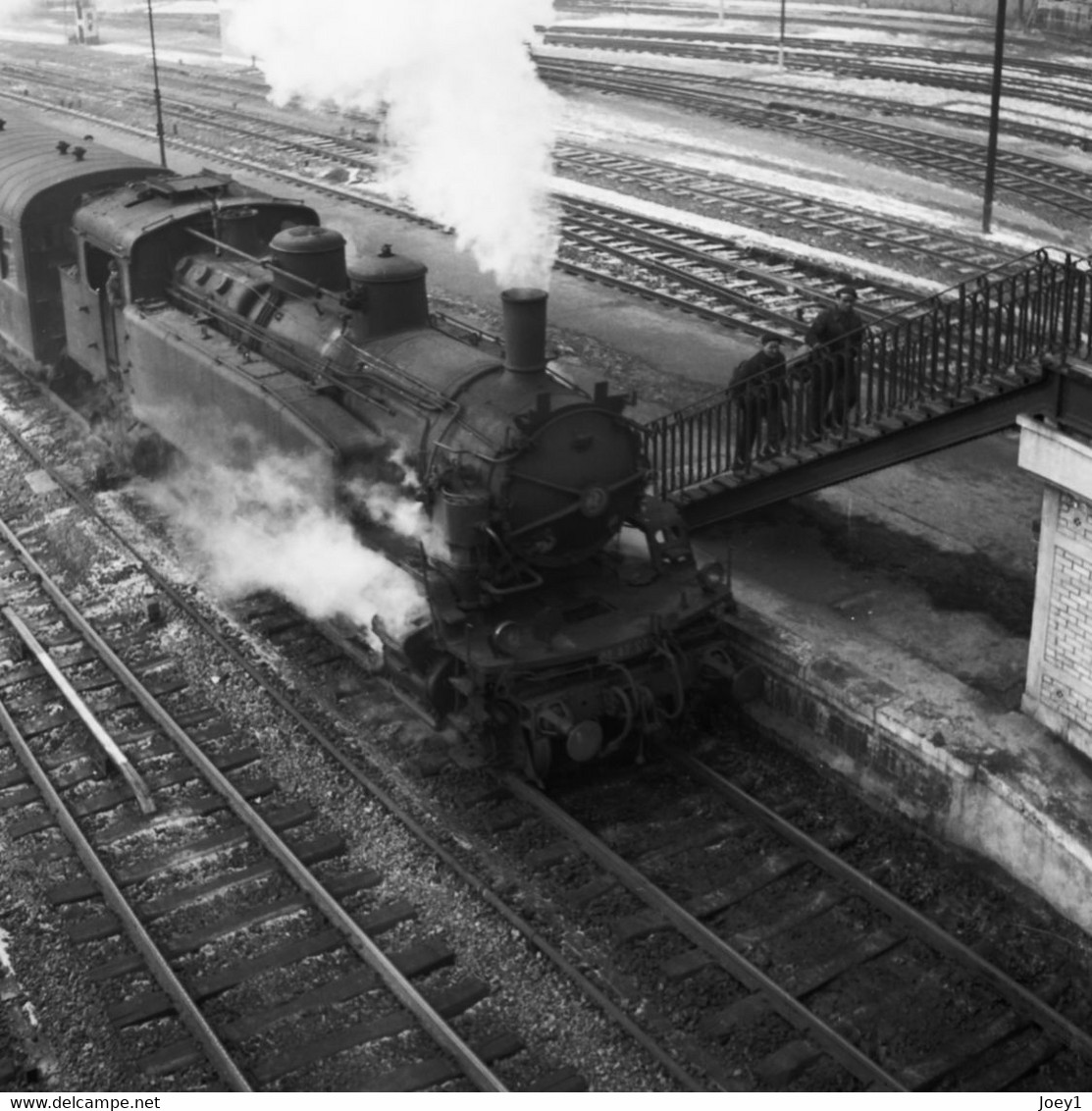 Scène De Vie, Paris Années 50 Gare St Lazare ,tirage Argentique Réalisé à Partir Du Négatif  Format 30 Cm/30 Cm - Eisenbahnen