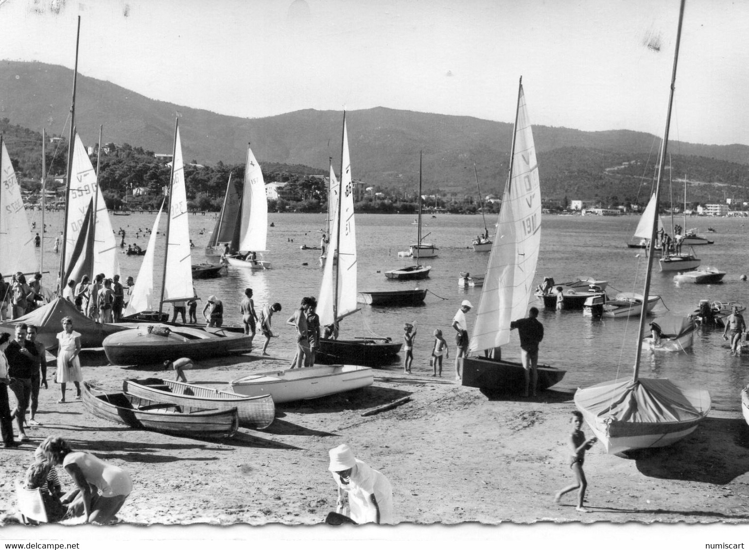 Cavalaire-sur-Mer Très Animée La Plage Voiliers - Cavalaire-sur-Mer