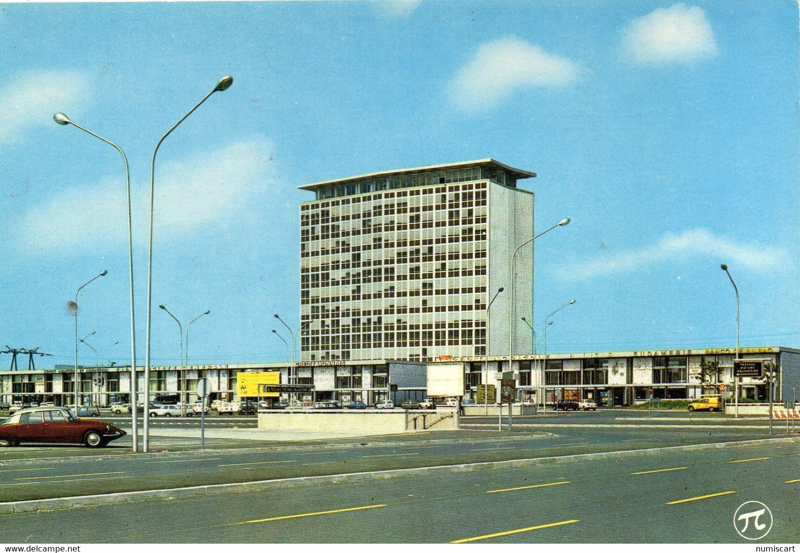 Rungis Halles De Paris La Tour Administrative Les Banques Voiture DS Citroën - Rungis