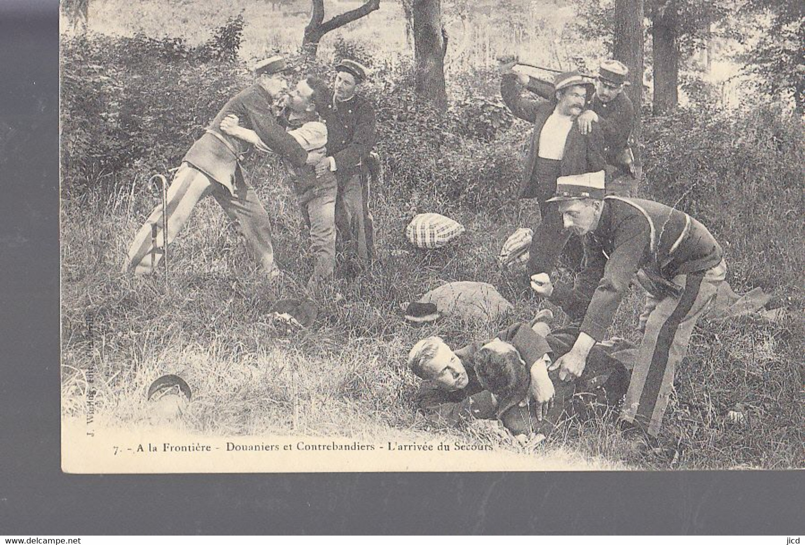 A La Frontiere  Douaniers Et Contrebandiers L Arrivee Du Secours - Douane