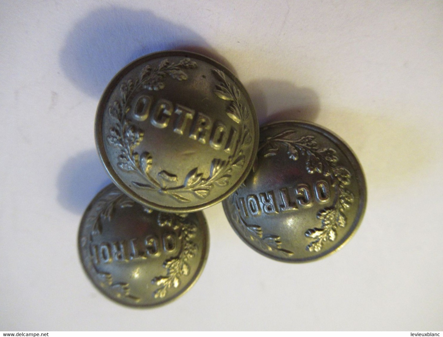 3 Boutons Bombés Anciens D'époque/OCTROI/ 2,1  Cm/Laiton Argenté/T. W. & W ./Début XXème       BOUT189 - Buttons